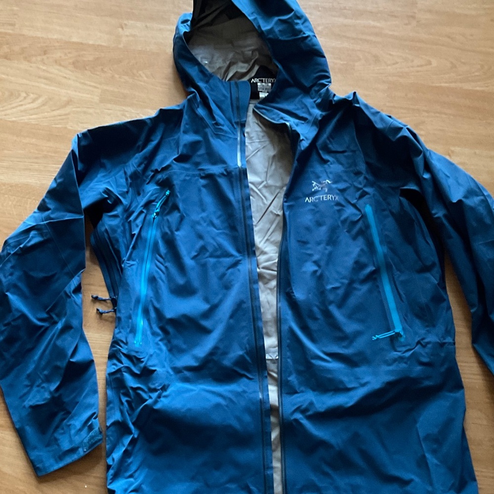 Arc'teryx Men's Vibrant Blue shell